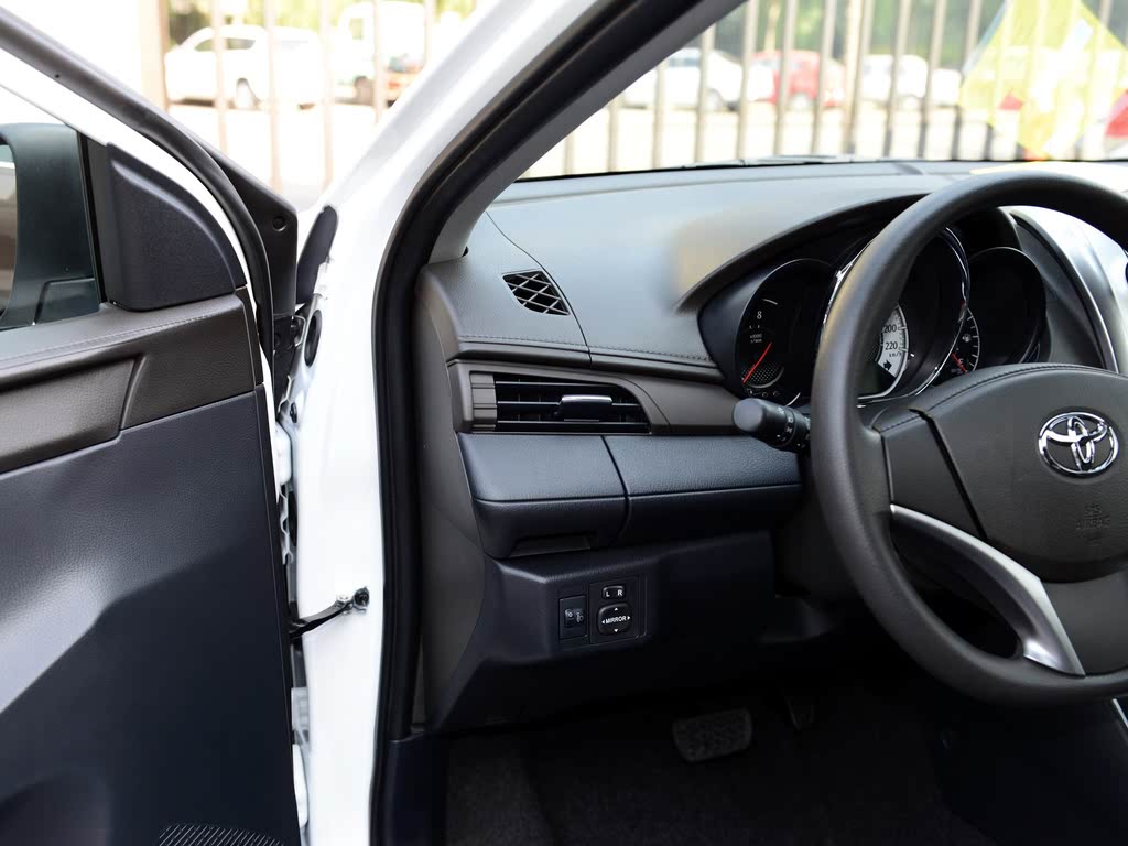 广汽丰田 yaris l 致炫 2015款 1.5g 自动炫动天窗特别版