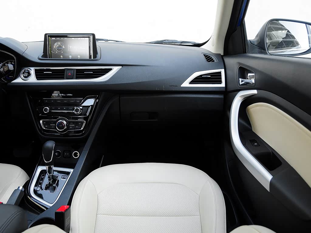 长安汽车悦翔v72015款1.6l自动乐趣型国ivxq70和奥迪q5图片
