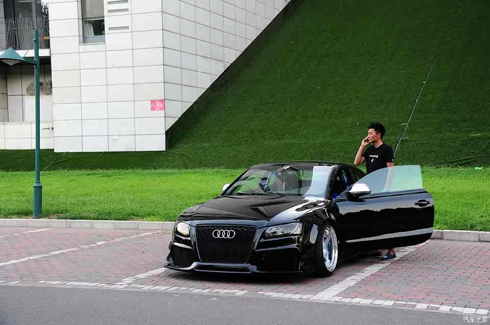 537马力机械增压 实拍09款改装奥迪s5