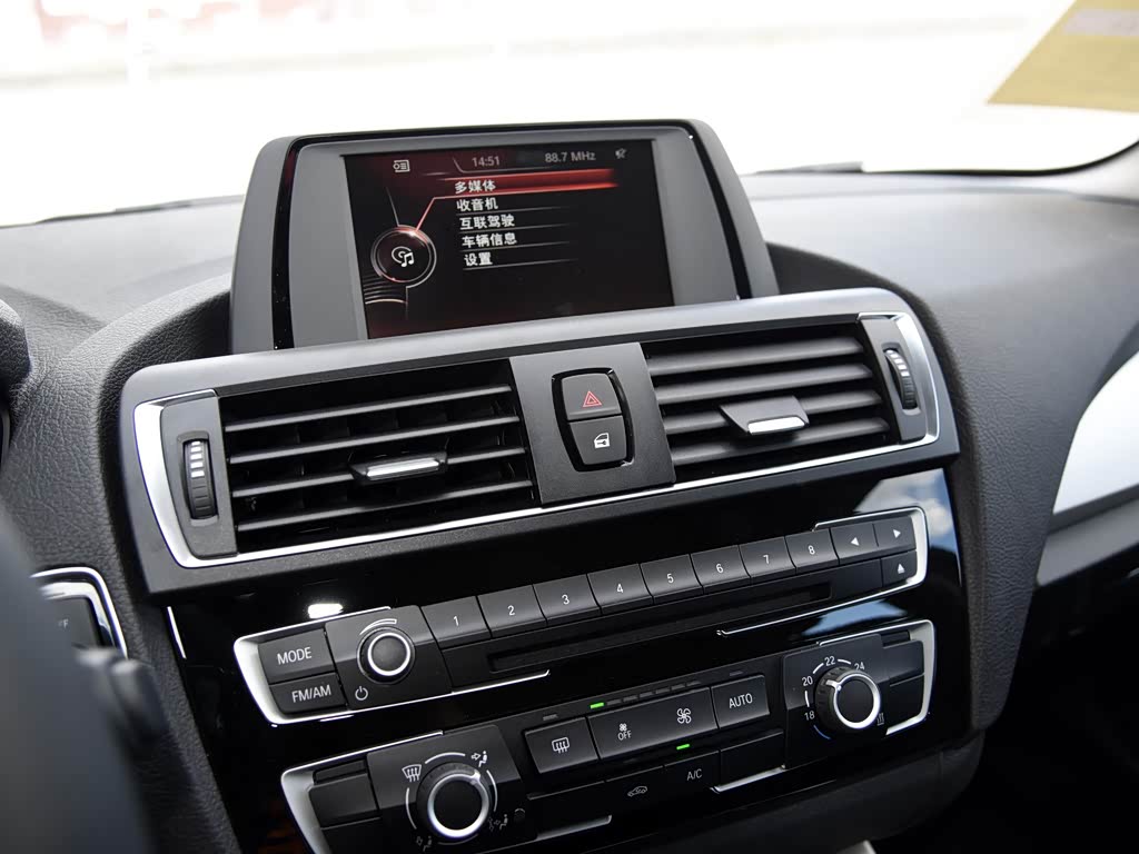 宝马(进口) 宝马1系(进口) 2015款 118i 领先型 中控方向盘已经是最后