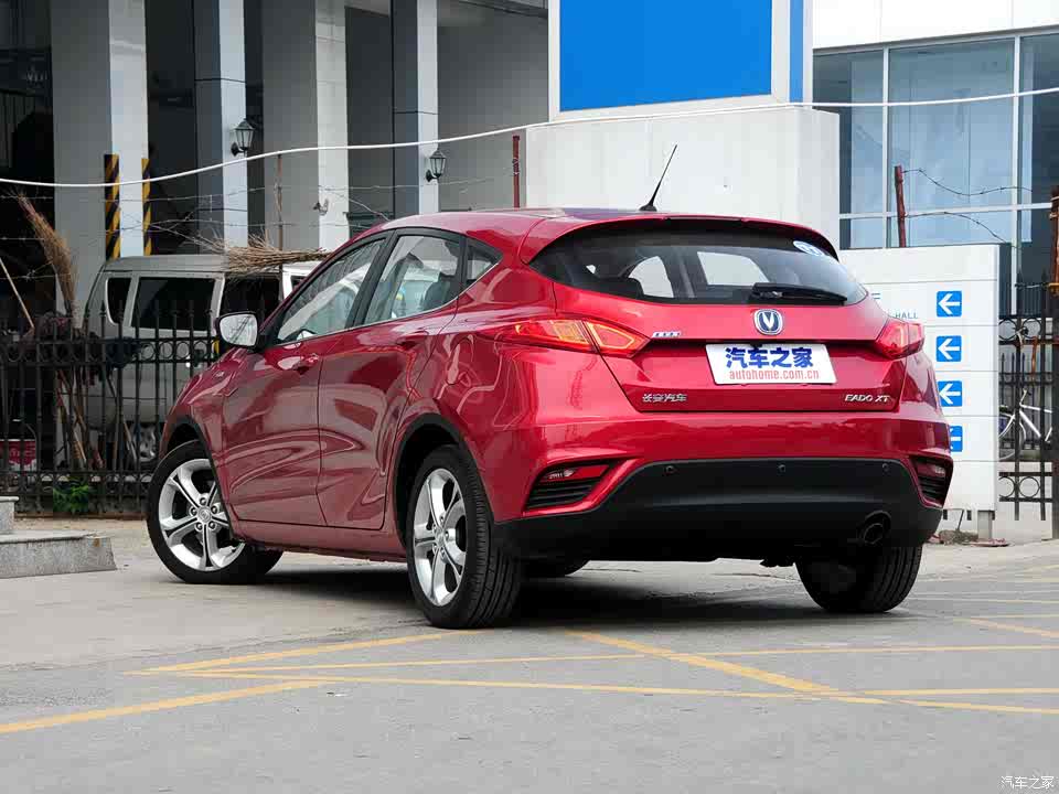 长安致尚xt可以看成是逸动的两厢版,而它不仅采用了全新的命名,在外观