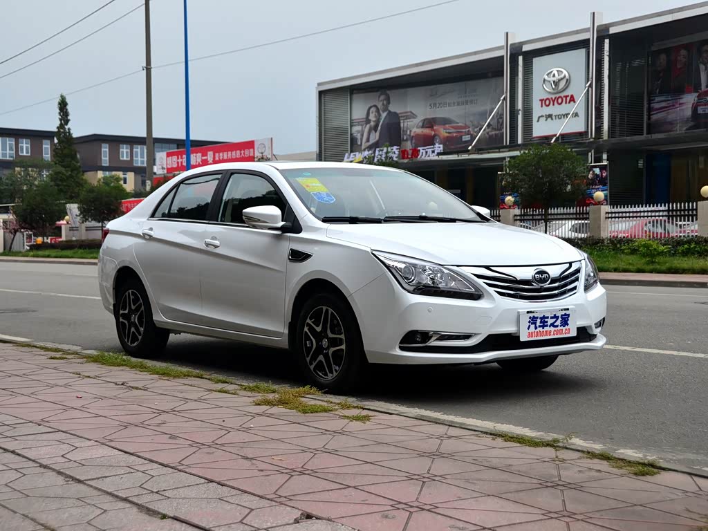 比亚迪 比亚迪g5 2014款 1.5tid 自动旗舰型 水晶白 车身外观