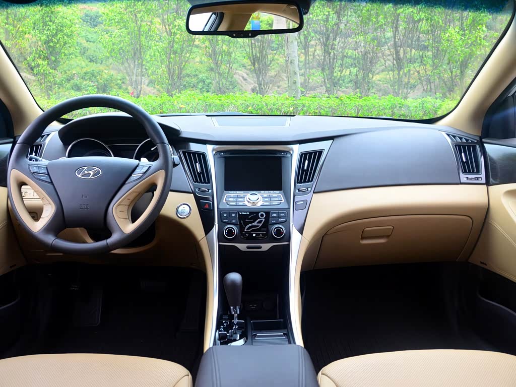 北京现代 索纳塔八 2011款 2.4l 自动顶级版