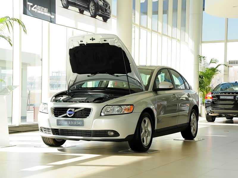 长安沃尔沃 沃尔沃s40 2011款 2.0l 自动智尚版