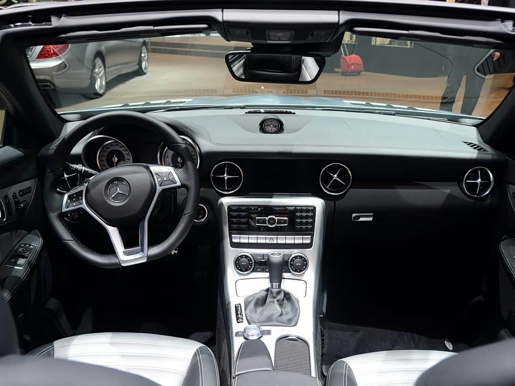 奔驰(进口) 奔驰slk级 2011款 slk 350 黑色/水晶灰色 中控方向盘