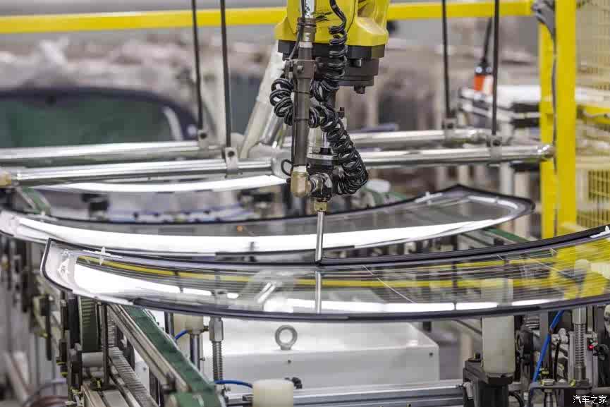 (前后挡风玻璃自动涂胶机器人)